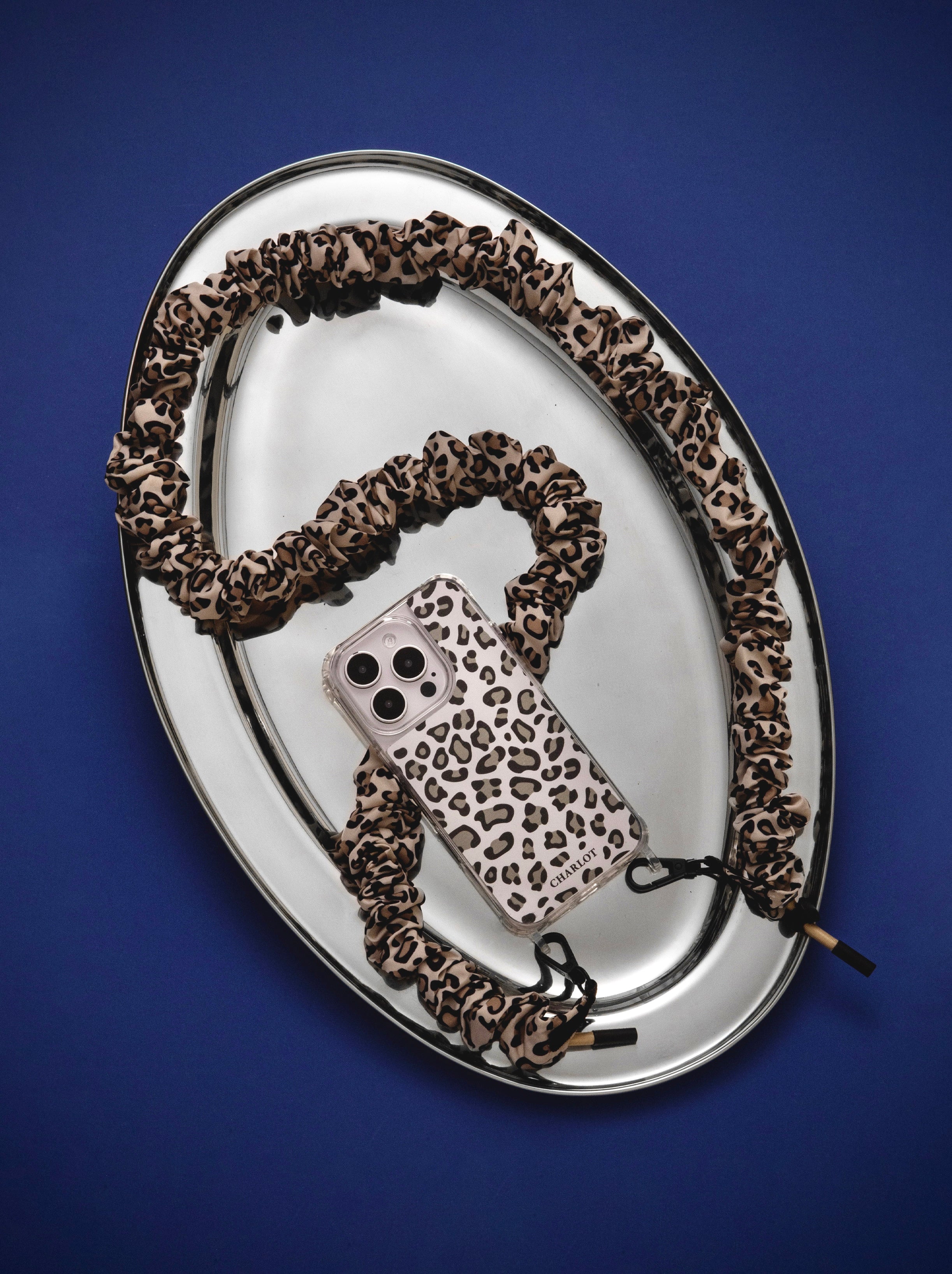 Coque Léopard + Bandoulière Srunchie