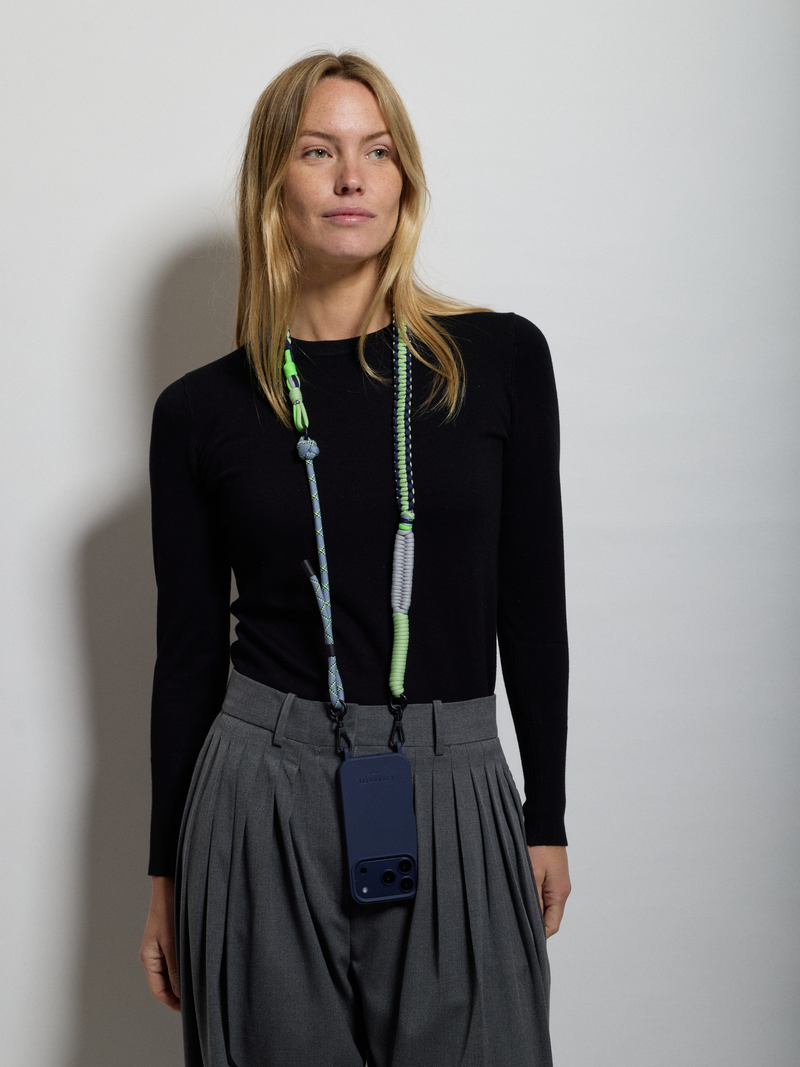 Twist shoulder straps